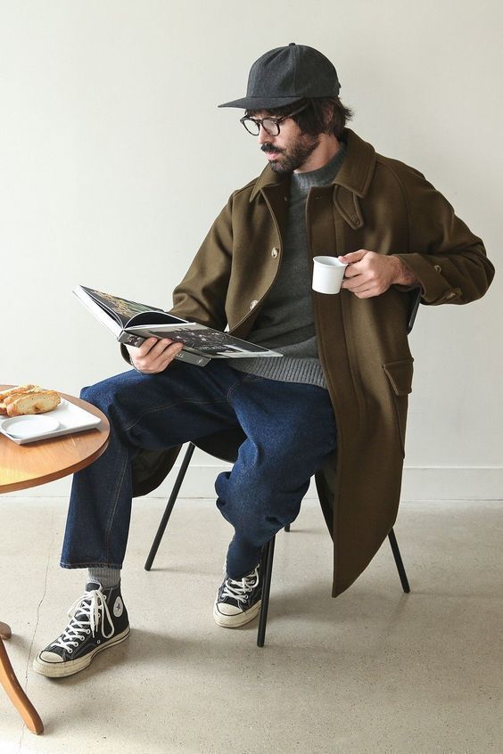 Man Sitting, Foto Poses, Men Street, Men Fashion Casual Outfits, Streetwear Men Outfits, Mode Vintage, Men Looks, Mode Inspiration, Mens Streetwear