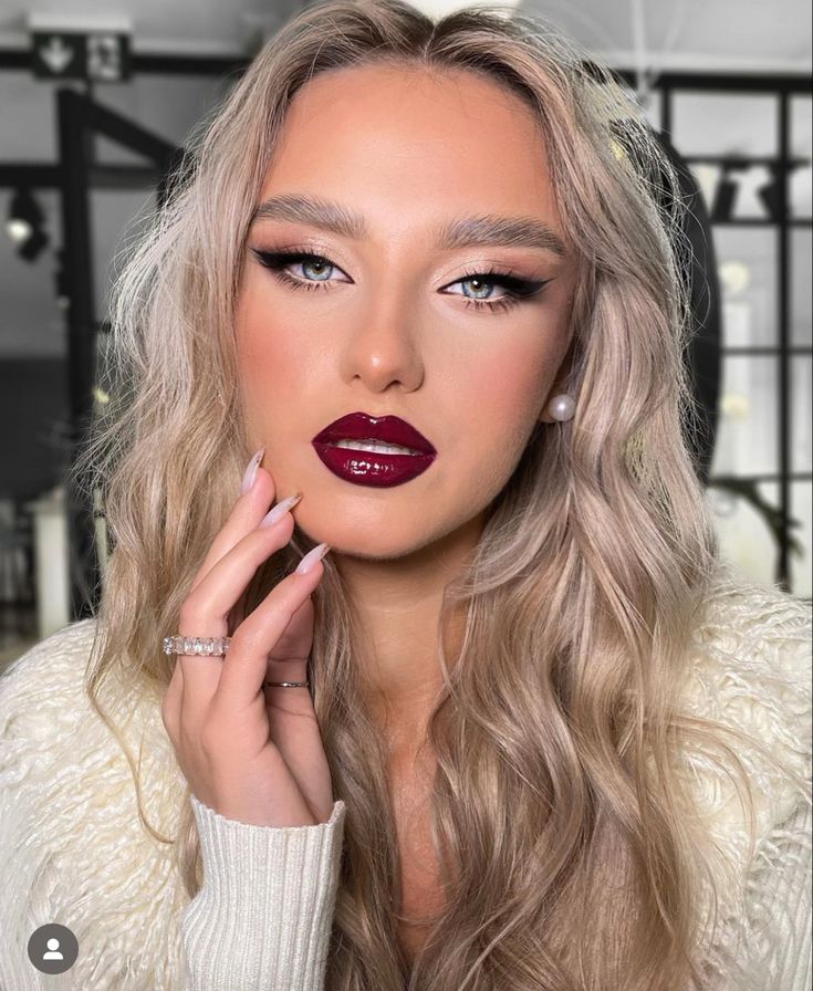 Maroon Lipstick Makeup, Hispanic Makeup, Prom Eyes, Vintage Makeup Looks, Full Makeup, Fresh Makeup, Red Lip Makeup, Evening Makeup, Hooded Eye Makeup