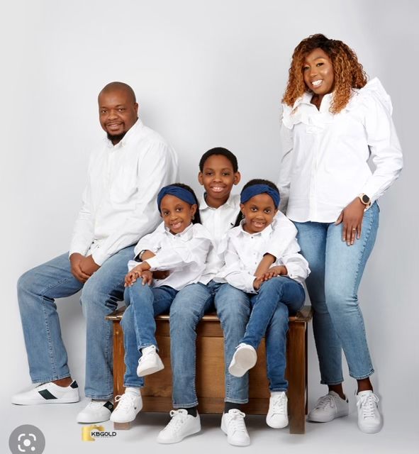 Family Picture Outfits With Jeans, White Shirt Family Photoshoot, Family White Shirt And Jeans Photoshoot, All Denim Photoshoot Family, Family Photoshoot Jeans And White, White Tee Blue Jeans Family Photoshoot, White And Denim Family Pictures Studio, Family Denim Photo Shoot, Denim And White Family Pictures