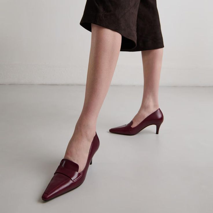 Our BLONDIE loafer-style pumps are sure to win you over. You'll find the characteristic elements of these two families of shoes that we love so much: pumps and moccasins. In fact, the decorative tabs on the platform, the pointed toes and the slight stiletto heels give them a feminine, vintage look, while remaining timeless thanks to their black coloring.This model fits slightly large.Heel: 6cmMade in: Spain Loafers Style, Model Fits, Moccasins, Vintage Looks, Stiletto Heels, Loafers, Pumps, Heels, Black