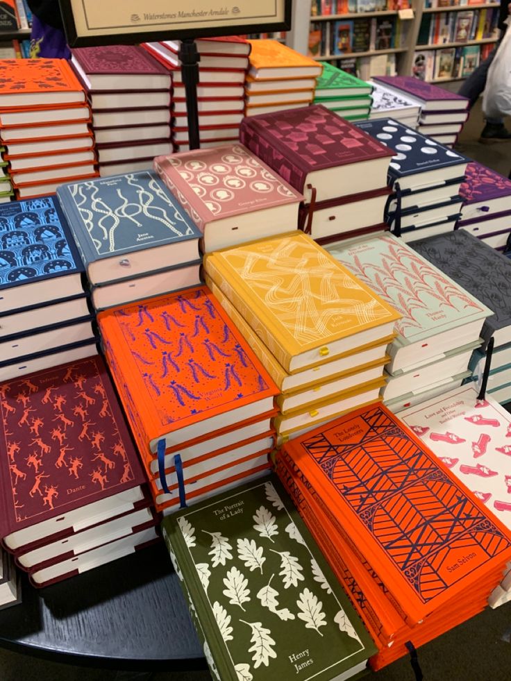 Penguin clothbound classics bookshop literature reading aesthetic Isabella King Of Pride, Penguin Clothbound, Kings Of Sin, Clothbound Classics, King Of Pride, Book Rebinding, Penguin Clothbound Classics, Penguin Books Covers, Library Inspiration