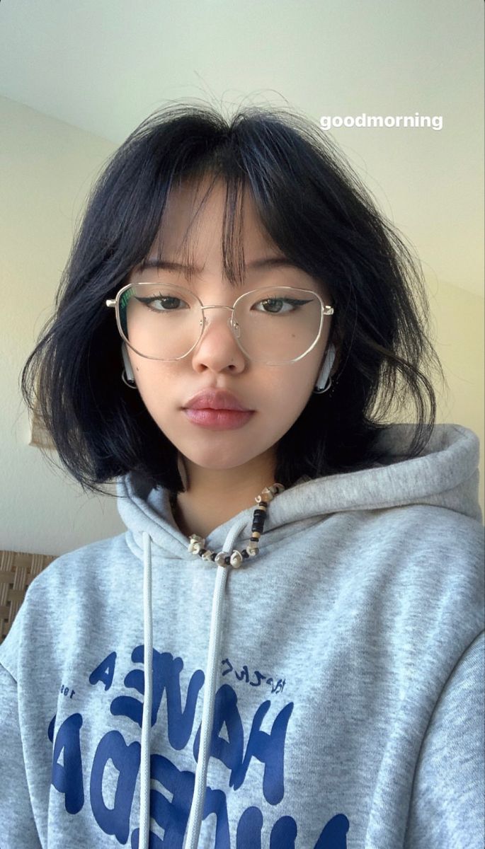 abiibondoc on insta Cute Aesthetic Glasses Frames, High Prescription Glasses, Glasses On Women, Hairstyles For People With Glasses, Glasses With Bangs, Girl With Glasses Aesthetic, Haircuts With Glasses, Outfits With Glasses, Round Face Glasses Frames