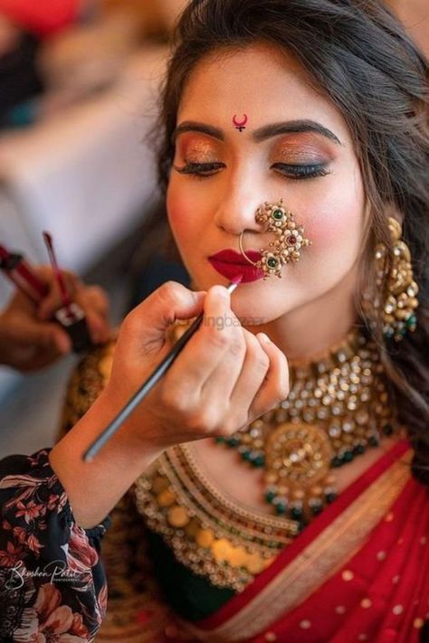 Bridal Photoshoot Poses, Beauty Parlour Makeup, Bridal Makeup Pictures, Kitchen Countertop Cabinet, Wallpaper For Home Wall, Bridal Shots, Indian Bride Poses, Indian Bride Makeup, Sticker Wallpaper