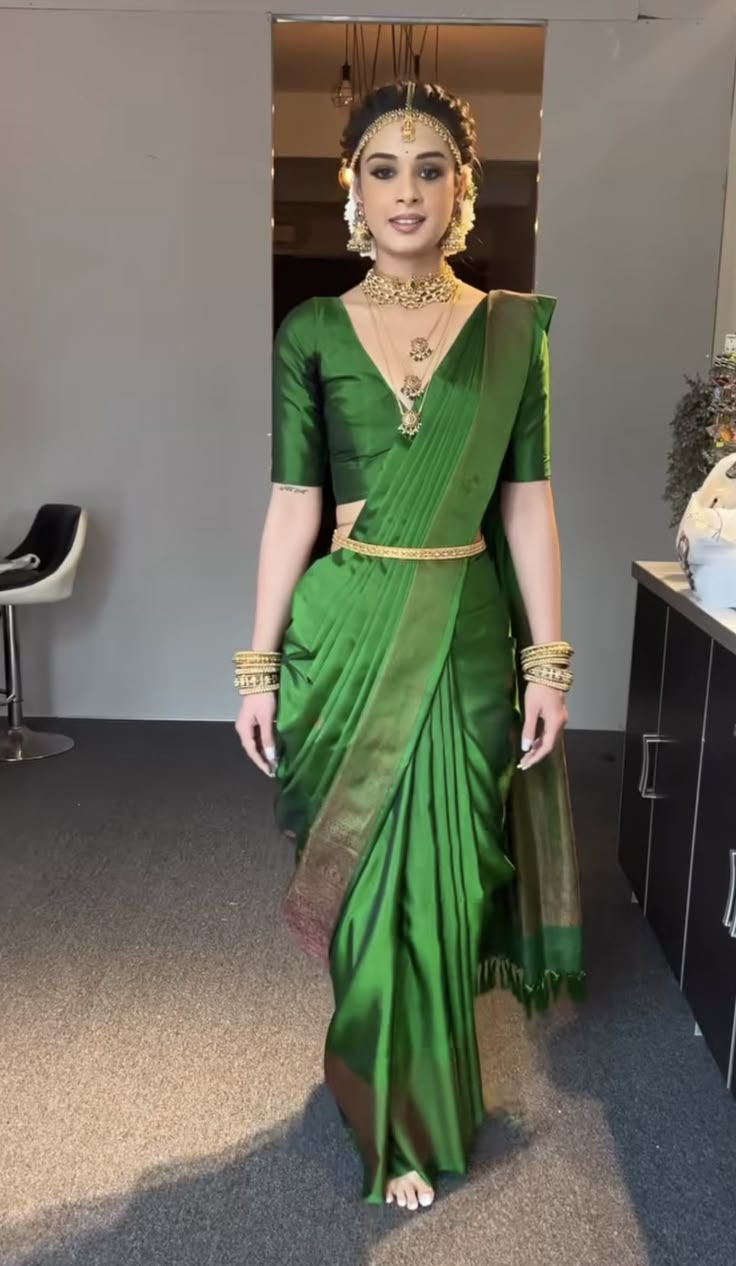 Paithani Saree Traditional Look, Engagement Dress For Bride, Saree Wearing Styles, Simple Lehenga, Simple Saree Designs, Indian Sari Dress, Saree Wearing, Saree Draping Styles, Traditional Blouse Designs