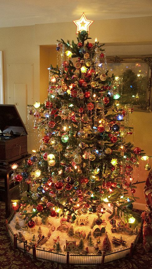 a decorated christmas tree in a living room