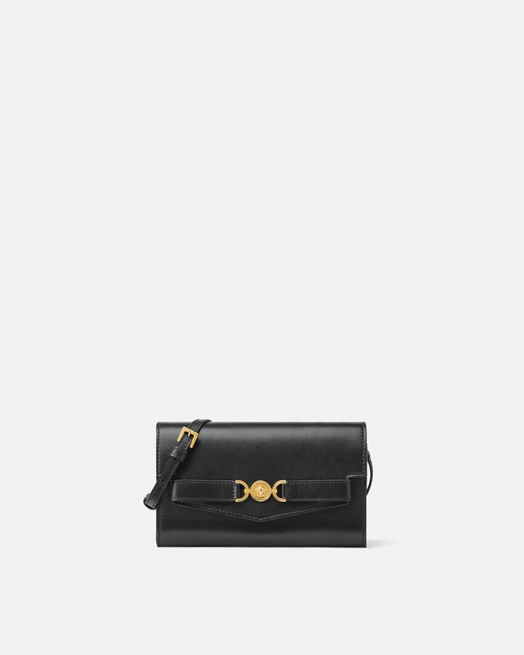 Medusa '95 Crossbody Bag Dress Outfits Ideas, Versace Bag, Crossbody Bag Black, Future Style, Versace Bags, My Dream Wardrobe, My Bags, Boutique Online, Airport Fashion