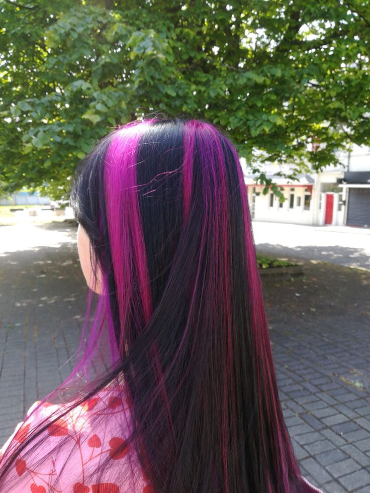 Black Hair Pink Highlights, Pink Chunky Highlights, Witchy Hair, Bright Pink Hair, Skunk Hair, Pink And Black Hair, Pink Blonde Hair, Chunky Highlights, Red Hair Inspo