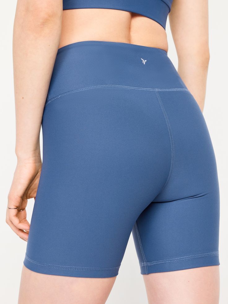 elasticized waistband hidden back pocket go-dry wicks moisture sits at belly button fitted hits above knee 6" inseam models are approx.  5'9" and wear sizes s (4), l (12), or xl (18)machine wash according to the care instruction label