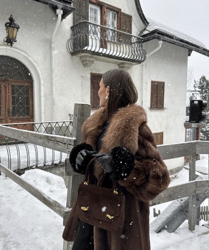 Mode Au Ski, December Outfits, Fur Coat Outfit, Emma Rose, Snow Trip, Winter Inspo, Snow Outfit, Coat Outfit, Looks Street Style