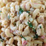 macaroni and cheese with parsley on top