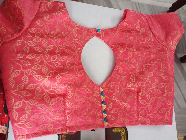 Bluse Latest Design Back Simple, Bluse Latest Design Back, Bluse Latest Design, Brocade Blouse Designs, Patch Blouse, Blue Blouse Designs, Hands Design, Cutwork Blouse, Brocade Blouse