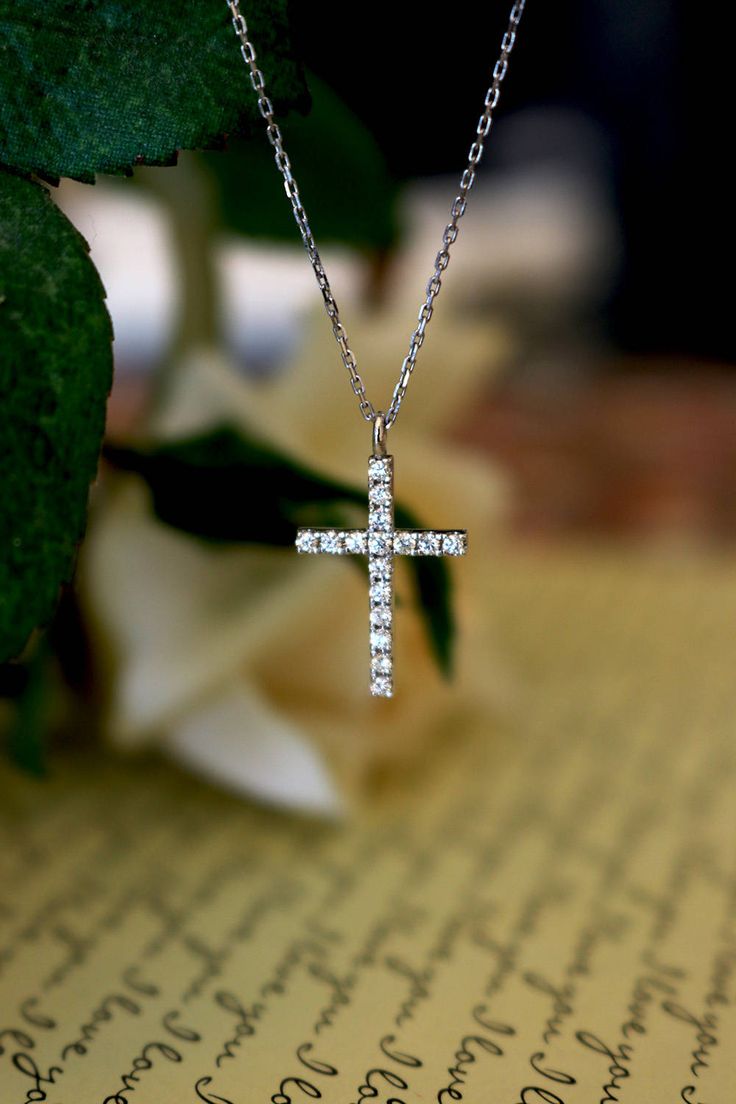 Pendant Necklace Outfit, Small Diamond Cross Necklace, Cross Necklace Simple, Diamond Cross Necklace, Ankh Necklace, Minimalist Jewellery, Cross Necklaces, Pendant Necklace Simple, Basket Vintage