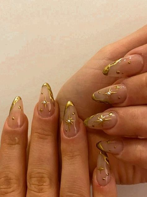 Pearl Almond Nails Designs, Golden Almond Nails, Dainty Gold Nails, Gold Star Nail Design, Golden Nails Designs Classy, Pride And Prejudice Nails, Summer Nails With Gold, Gold Nails With Black, Gold Sun Nails