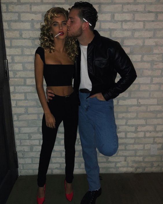 Grease Couple Costumes, Meme Costume, Unique Couple Halloween Costumes, Danny Zuko, Best Couples Costumes, Fest Temaer, Great Halloween Costumes, Halloween Coustumes, Couple Costumes