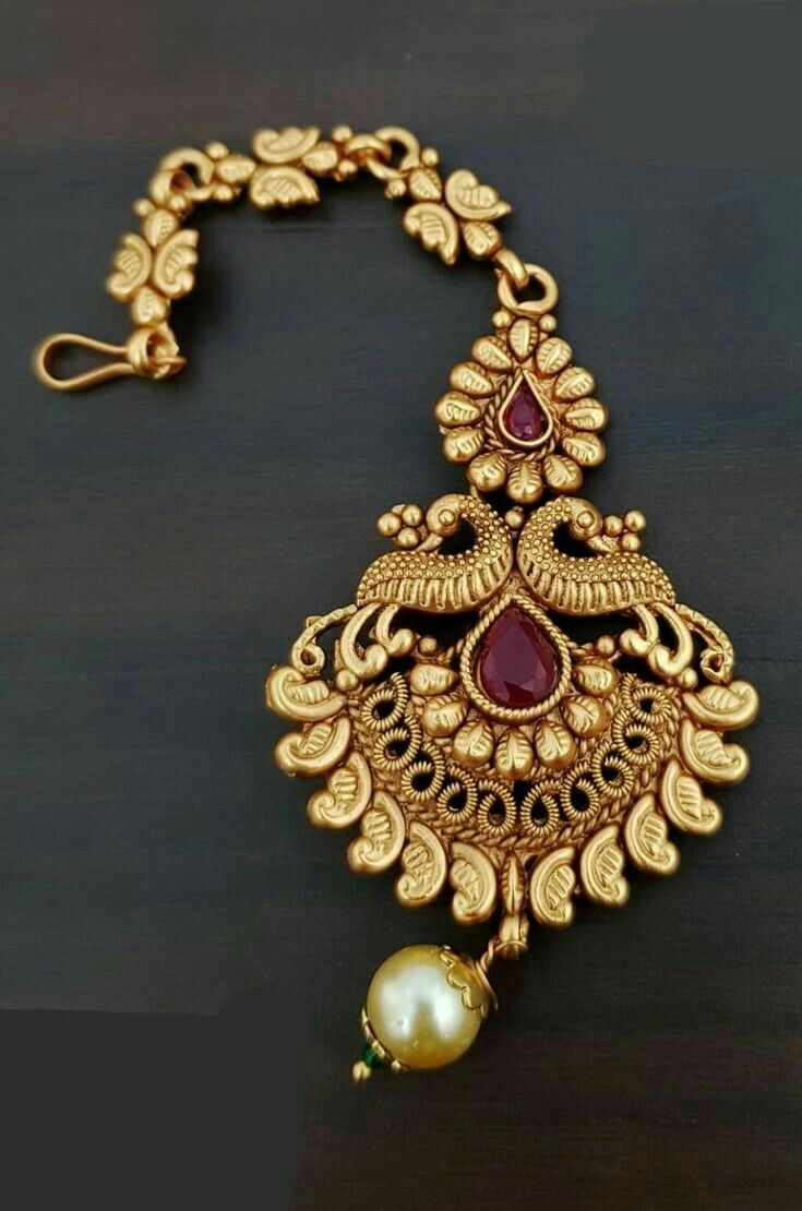 Gold Mangtika, Edgy Engagement Ring, Trendy Gold Necklace, Engagement Ring Non Traditional, Tika Jewelry, Aesthetic Edgy, Bridal Necklace Designs, Bridal Design, Antique Gold Jewelry Indian