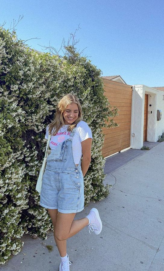 Dungree Styles Aesthetic, Salopette Outfit Summer, Summer Dungarees Outfit, Dungaree Shorts Outfit Summer, Aesthetic Overalls Outfit Short, Denim Jumper Outfit Ideas, Denim Shortalls Outfit, Denim Shorts Outfit Summer Beach, Shorts Photoshoot Ideas