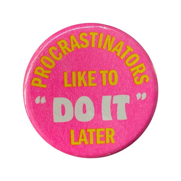 a pink button with the words procrastinotors like to do it later