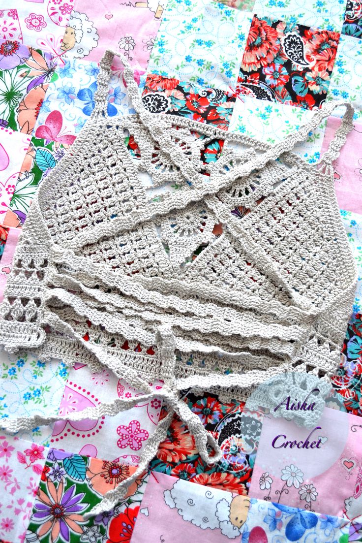 crocheted doily is laying on top of the quilted material that has been made