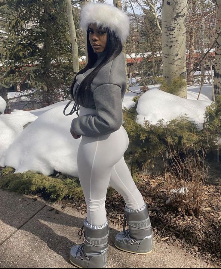 Snow Baddie, Winter Outfits Girl, Moon Boots Outfit, Snow Outfits For Women, Outfits Black Women, Winter Outfits Snow, Girls Winter Fashion, Black Boots Outfit, Outfits Girl