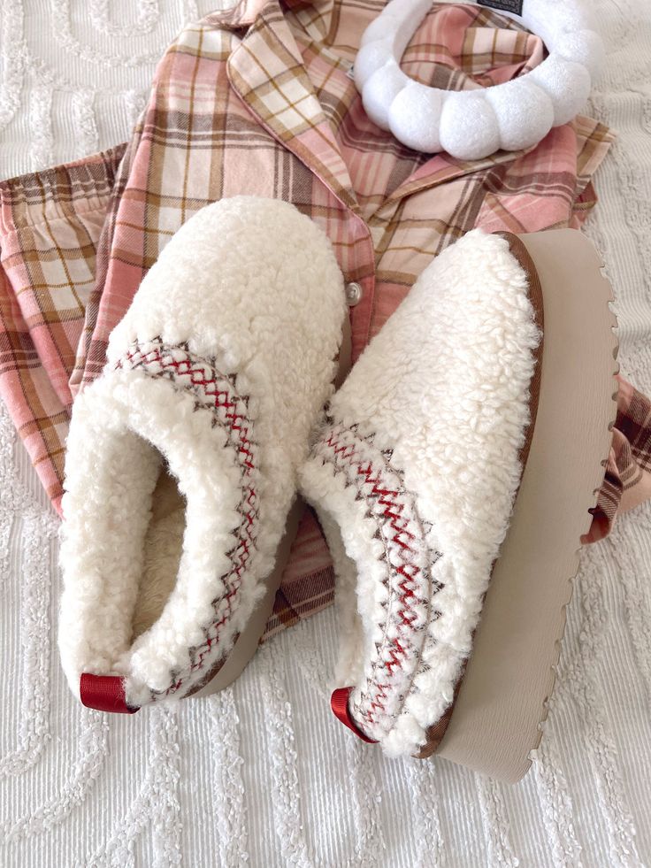 The best dupe we've all been waiting for. Fits true to size - size up for an oversized fit or if you want to wear socks with them! The cutest platform for around the house or even out and about. Uggs Platform, Sherpa Slippers, Brown Bedroom Decor, Ugg Store, Bath N Body Works, Say Less, Christmas Slippers, Neoprene Bag, Wonderland Quotes