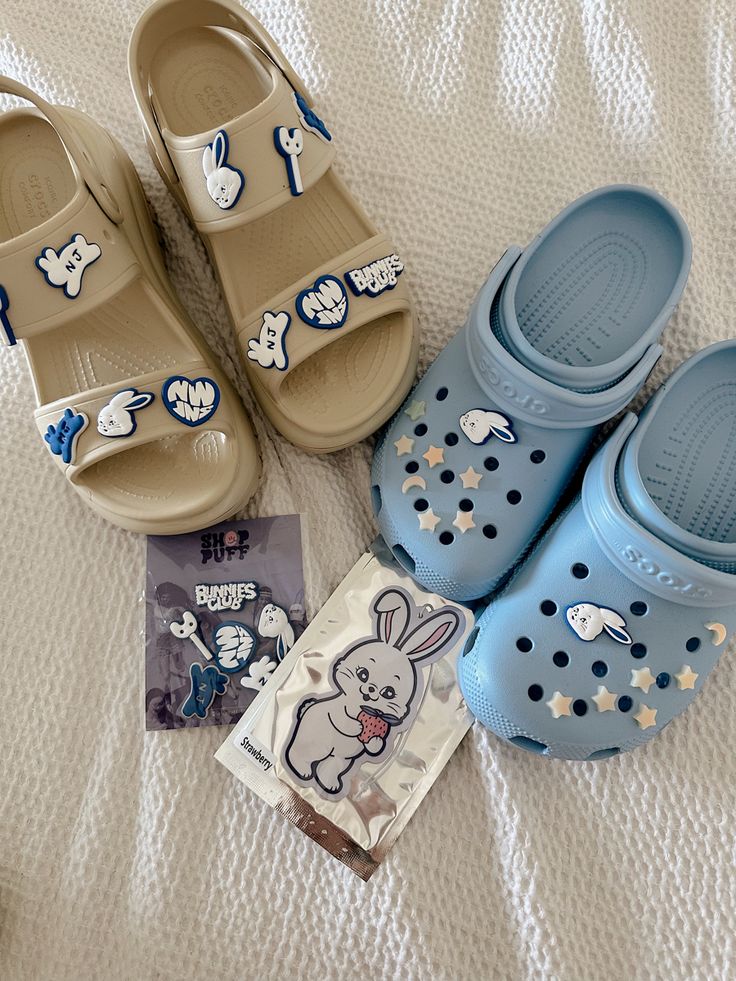 Jibbitz Crocs Ideas, Crocs With Jibbitz, Crocs Aesthetic, Crocs With Charms, Crocs Slippers, Crocs Fashion, Crocs Jibbitz, Fancy Dresses Long, Stunning Shoes