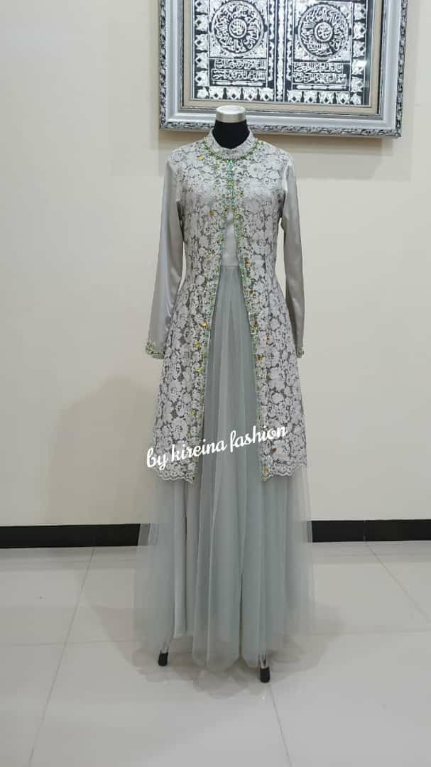 Muslimah Fashion Dress, Tunik Brokat, Dress Muslim Modern, Batik Dress Modern, Kebaya Modern Dress, Dress Pesta, Kebaya Dress, Simple Bridesmaid Dresses, Gaun Fashion