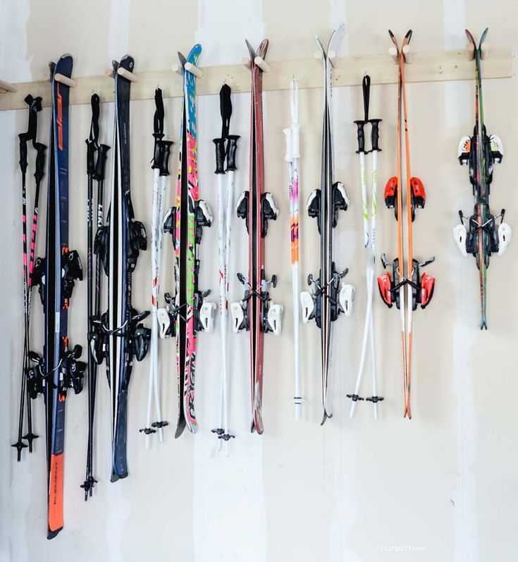 there are many skis hanging on the wall