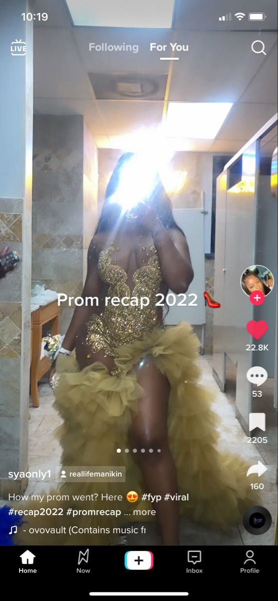 Baddie Prom Dresses, Prom Dresses Ideas, Girl Prom, Prom Inspiration, After Prom, Classy Prom, Prom Dress Inspo, Sparkly Prom Dresses, Gold Prom Dresses