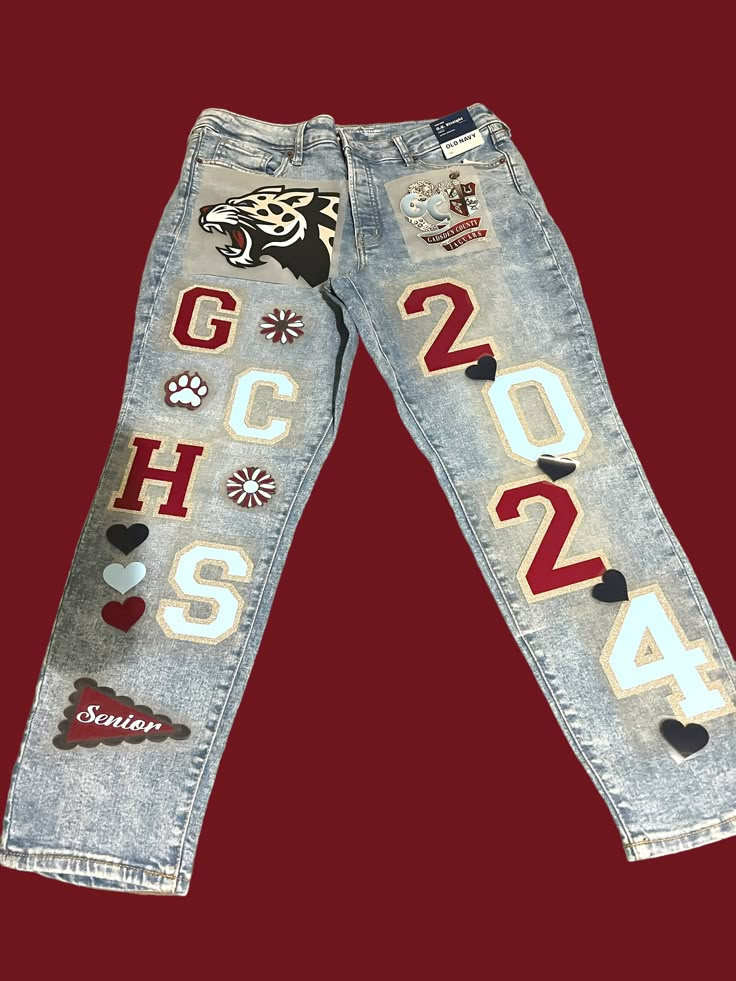 Add originality to your senior year with these stylish, personalized jeans. Spirit Jeans Ideas Homecoming, Senior Hoco Jeans Ideas, School Spirit Jeans Ideas, Hoco Pants Ideas Junior, Hoco Pants Ideas Sophomore, Cheer Overalls, Homecoming Pants Decorated, Spirit Week Jeans, Senior Pants Ideas 2025