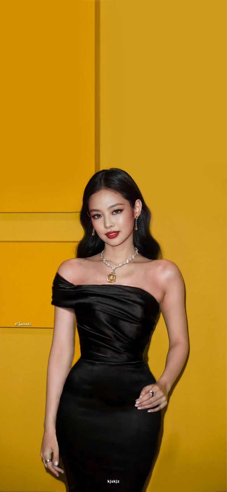 JENNIE WALLPAPER Jennie Kim Elegant Outfit, Jennie In Wedding Dress, Jennie With Black Dress, Jennie Kim Outfits Dress, Blackpink In Black Outfit, Kim Jennie Dress, Jennie Kim Black Outfit, Jennie In Black Outfit, Jennie Outfit Dress