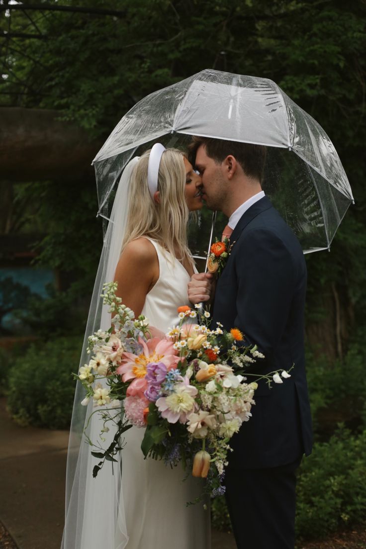 Weddings, Brides, Rainy Weddings, Floral Inspo Rainy Wedding Ideas, Rainy Outdoor Wedding, Rainy Wedding Day, Wedding In The Rain, Rainy Day Wedding, Rainy Wedding Pictures, Wedding Rain Pictures, Clear Umbrella Wedding, Wedding Umbrella Pictures