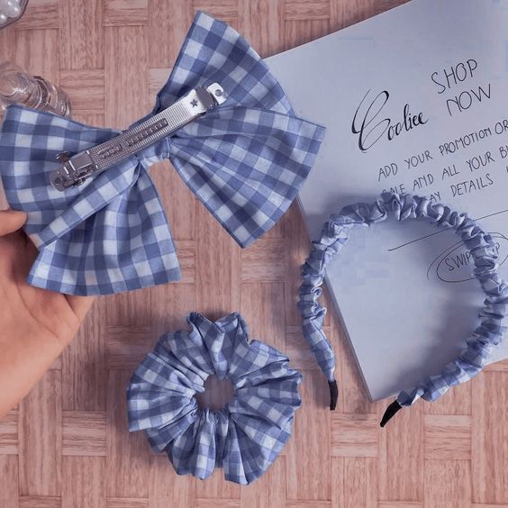 two pieces of fabric are being used to make hair accessories