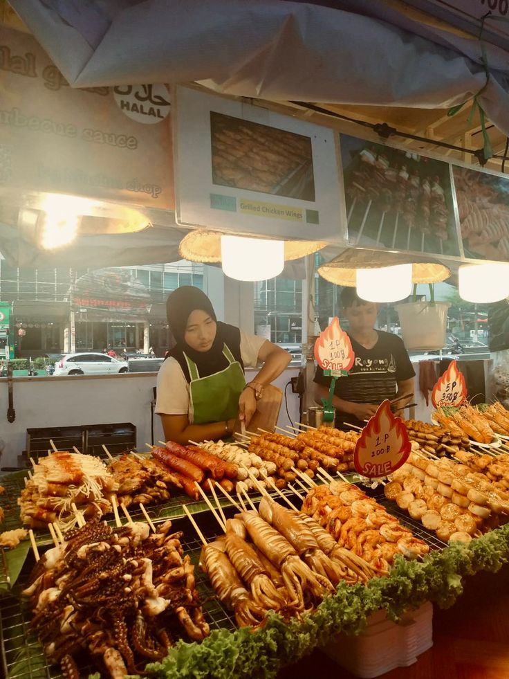 Street Food Thailand, Street Food Business, Street Food Design, Chinese Street Food, Food Thailand, Spicy Noodle, Bangkok Food, Vietnam Trip, Street Food Market