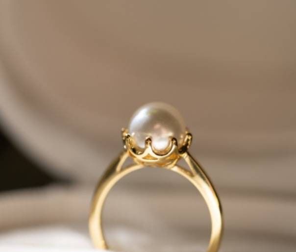 Pearl 10K Solid Gold Thin Ring Natural Freshwater Pearl Studded Ring June Birthstone Handmade Statement Women Precious Gemstone Bridal Ring This awesome ring features studded gold ring this style and charm available in thirty six sizes. The unique pattern in and geometric shape of sank make the ring so dainty and minimalist that you can wear it every day. A perfect gift for Valentine's Day anniversaries, birthdays, and graduations, this piece is so cute and sophisticated that you would like to w Pearl Ring Design, خواتم خطوبة, Pearl Wedding Ring, Dainty Engagement Rings, Chunky Pearls, Gold Pearl Ring, Trik Fotografi, June Birthstone, Bridal Ring