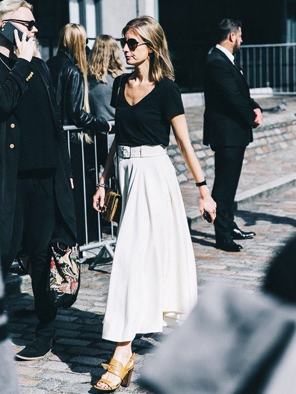 Wanna wear a maxi skirt without looking dated?  Style Tip: Keep it stylishly simple with a V-neck tee, belted skirt, and chunky sandals. How To Wear Belts, Black And White Outfit, London Fashion Week Street Style, 일본 패션, Mode Casual, Outfit Trends, Street Style Summer, Business Outfit, Fashion Weeks