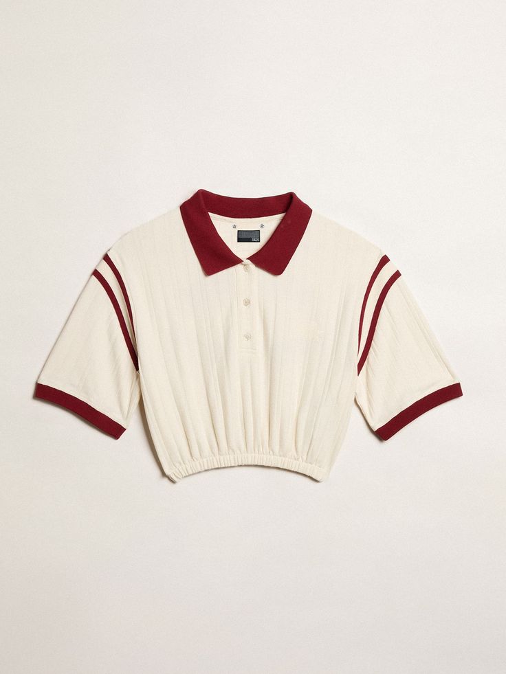 Dreamed by SUNMI. The vintage vibe of American college style inspired the artist to create this loose-fit cropped t-shirt polo. This jacquard piqué cotton jersey model in aged white features contrasting burgundy ribbing, a collar with three-button opening, and elastic at the waist. The motto “Run After Your Dreams” in burgundy satin patches on the back adds the finishing touch. White Golden Goose, Cropped Polo, Collegiate Style, Polo Women, Plain Outfits, Shirt Design Inspiration, Vintage Crop Tops, College Style, Cropped T Shirt