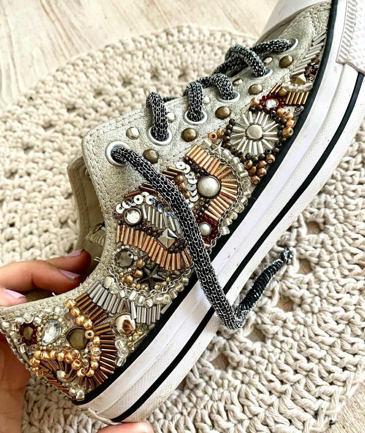 Beaded Sneakers Diy, Beaded Sneakers, Embroidery Shoes Diy, Upcycle Shoes, Embroidery Sneakers, Painted Shoes Diy, Haute Couture Embroidery, Shoe Makeover, Beaded Shoes