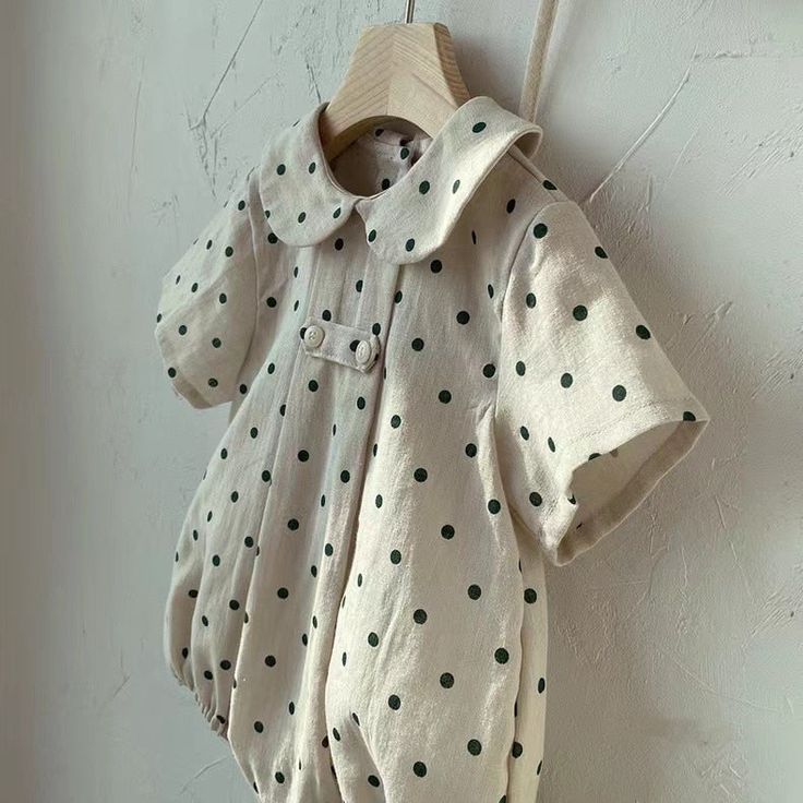 This adorable baby romper is perfect for summer days. It is made of soft, breathable cotton and features a short-sleeved, o-neck design. The romper is decorated with a sweet polka dot pattern or striped pattern that is sure to turn heads. It is available in a variety of sizes to fit babies of all ages. The romper is easy to put on and take off, making it a breeze to dress your baby. It is also machine-washable, so you can keep it clean and fresh. This romper is the perfect addition to your baby' Lightweight Shorts, Summer Patterns, Matching Family Outfits, Type Of Pants, Adorable Baby, Polka Dot Pattern, Clothing Size Chart, Korean Outfits, Baby Romper