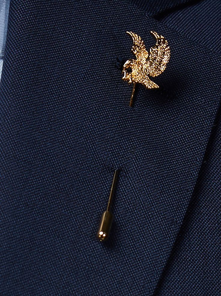 Men’s Lapel pins – Metal lapel pin
As with other men’s jewelry, a metal lapel pin can define your style. So, choose what you like and what appeals to you. After all, beauty is in the eye of the beholder! How you then decide to combine your metal lapel pin is entirely up to you. Have fun with the details and let the suit pin define your style and personality! Molded in a copper alloy free of nickel and carefully controlled after production to ensure perfect quality. Our men’s lapel pins are deliv Classic Brooch For Business, Classic Business Brooch Jewelry, Elegant Gold Brooches For Business, Formal Safety Pin Brooch Jewelry, Formal Safety Pin Brooch, Classic Gold Pins For Formal Occasions, Formal Gold Enamel Pin, Flower Suit, Lapel Flowers