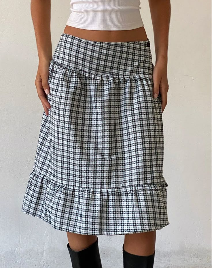 Midi Wrap Skirt Outfit, Plaid Skirt Outfit, Midi Wrap Skirt, Quoi Porter, Checkered Skirt, Skirt With Buttons, Midi Skirts, Plaid Skirt, Skirt Outfit