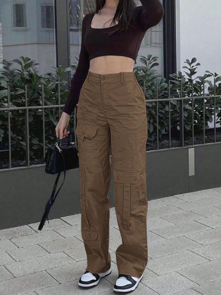 Fabric Pants Outfits, Brown Pants Outfits For Women, Outfit Con Pantalon Cafe, Cute Outfits With Cargo Pants, Outfits Cafe, Cargo Pants Outfit Aesthetic, Tan Cargo Pants Outfit, Khaki Cargo Pants Outfit, Cargo Outfits Women