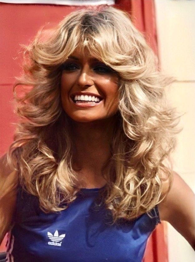 Farrah Fawcett Medium Length Hair, 1970s Blowout Hair, Ferra Faucet Hair 70s, 80s Actresses Aesthetic, Farrah Haircut, 70s Glamour Hair, 70 Hairstyles 1970s Long Hair, 70s Hair Inspiration, Farrah Fawcett Outfits