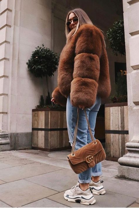 Balenciaga Sneakers Outfit, Inspirational Outfits, Sneaker Outfits Women, Outfits Con Jeans, Balenciaga Sneakers, Brown Fur, Woman's Fashion, Outfit Jeans, Winter Fits