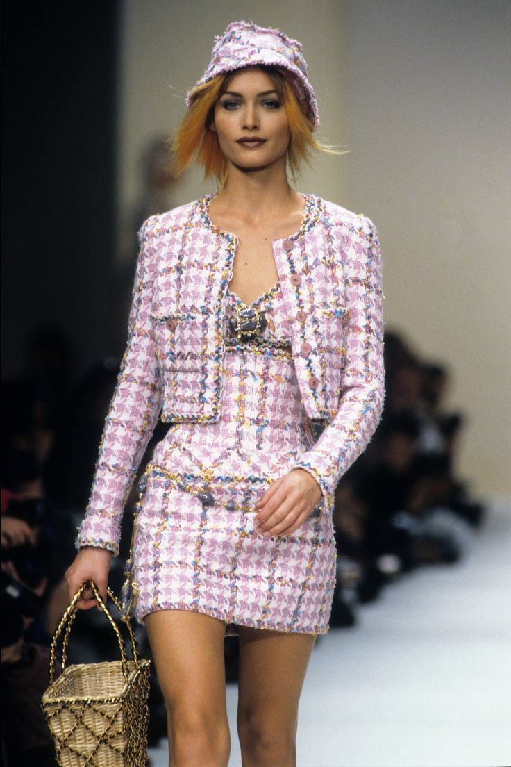 Vintage Foto's, Chanel Runway, 90s Runway Fashion, The Cardigans, Runway Fashion Couture, Mode Chanel, Runway Outfits, Chanel Cruise, Model Walks