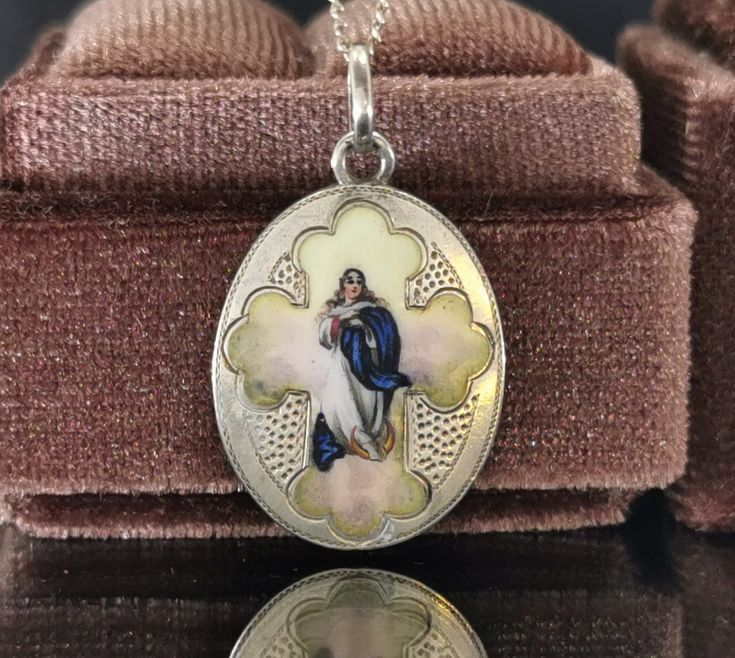 A genuine vintage Blessed Virgin Mary medal, antique enamel Catholic charm, petite religious catholic holy charm with inscription in German, very nicely done, in good vintage condition, ideal for necklace, would make a nice gift for someone special! Floats from a 16 inch long vintage 925 silver chain! Material: solid silver, porcelain Weight: 3.4g Measures: approx. 25 x 17 mm (1 x 0.6 inch) PLEASE LOOK AT THE PICTURES, THEY ARE PART OF THE DESCRIPTION AND ARE THE ACTUAL ITEM YOU WILL RECEIVE. AL Mother Mary Necklace, Mary Jewelry, Jesus Necklace, Virgin Mary Pendant, Mary Necklace, Saints Medals, Protection Necklace, Kids Necklace, Blessed Virgin Mary