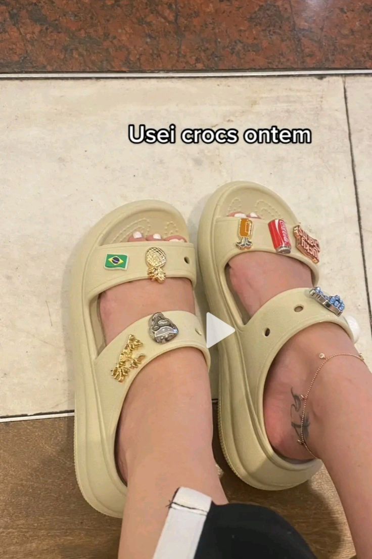 Crocs Sandals Outfit, Mom Ootd, Crocs Outfit, Crocs Fashion, Crocs Sandals, Sandals Outfit, Swag Shoes, Shoe Obsession, Cute Photos