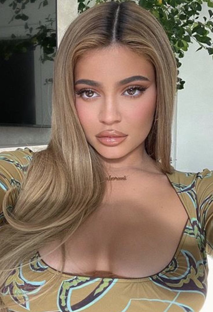 Kylie Light Brown Hair, Kylie Jenner Hair Color Blonde, Mulatto Hair Color, Blonde Bob Asian, Honey Blonde Highlights On Brown Hair Caramel, Honey Beige Blonde Hair, Blonde On Brown Skin, Honey Blonde Hair On Latinas, Kylie Jenner Blonde Hair