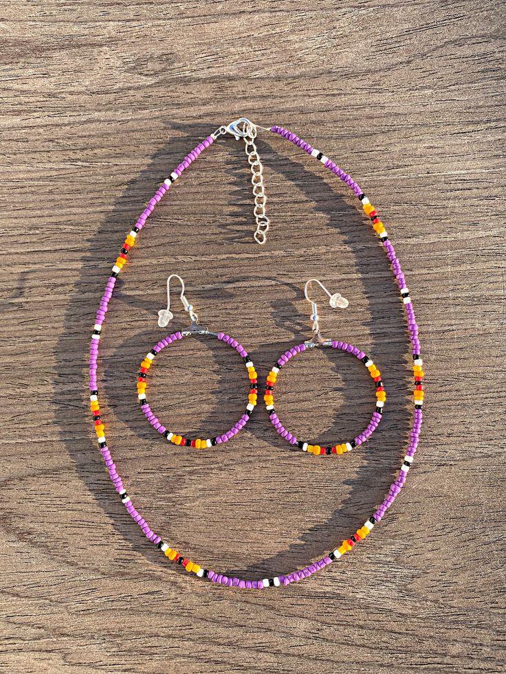 Beaded necklaces with beaded hoop earrings to make a perfect set made from glass seed beads. Custom, affordable western jewelry with extenders. ( Disclaimer: All items are uniquely crafted and created by GenZCreations. Our Items are NOT AUTHENTIC American Indian or Alaska Native American nor do they represent any Indian Tribe) Custom orders available, contact us here. The artisan work is handmade, so each piece is unique and may vary slightly from the picture, making each piece one of a kind. Beaded Earing Diy, Western Seed Bead Jewelry, Native American Seed Bead Patterns, Seed Beads Patterns, Native American Jewelry Diy, Bead Jewellery Making Ideas, Western Beaded Jewelry, Diy Western Jewelry, Small Beaded Necklace