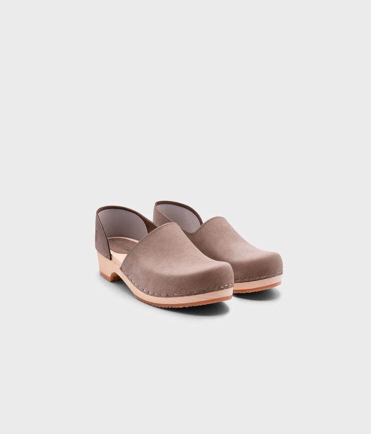 Brett low closed-back clogs in stone | Sandgrens Elegant Slip-on Closed Toe Clogs, Classic Leather Sole Slip-on Clogs, Elegant Slip-on Clogs With Rubber Sole, Classic Closed Toe Clogs With Cushioned Footbed, Elegant Cushioned Clogs With Round Toe, Elegant Clogs With Cushioned Footbed And Round Toe, Elegant Round Toe Clogs With Cushioned Footbed, Elegant Slip-on Clogs With Wooden Heel, Elegant Clogs With Rubber Sole And Round Toe