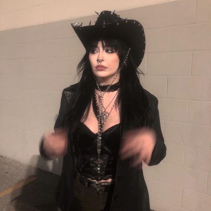 Country Gothic Outfits, Punk Cowgirl Outfit, Cowboy Grunge Aesthetic, Emo Vaquera, Goth Rodeo Outfit, Cowboy Grunge Outfits, Cowgirl Goth Aesthetic, Alt Cowgirl Aesthetic, Goth Vaquera